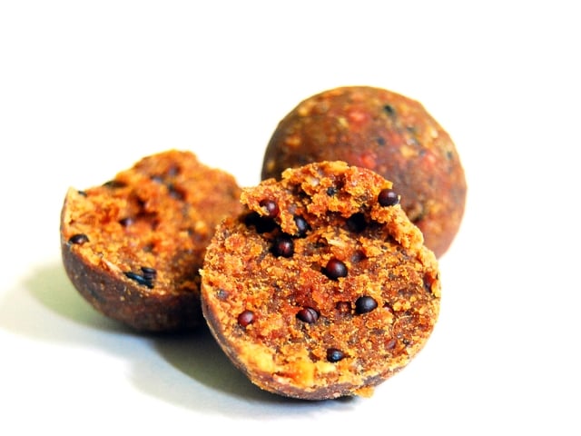 SELECT BAIT FRESH BOILIES  HOT FISH + MONSTER CRAB & BLACK PEPPER 20mm 1kg SOLUBILE