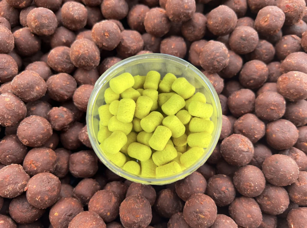 ARCTIC BAITS WAFTERS FLUORO 14MM DUMBEL MONSTERBERRY